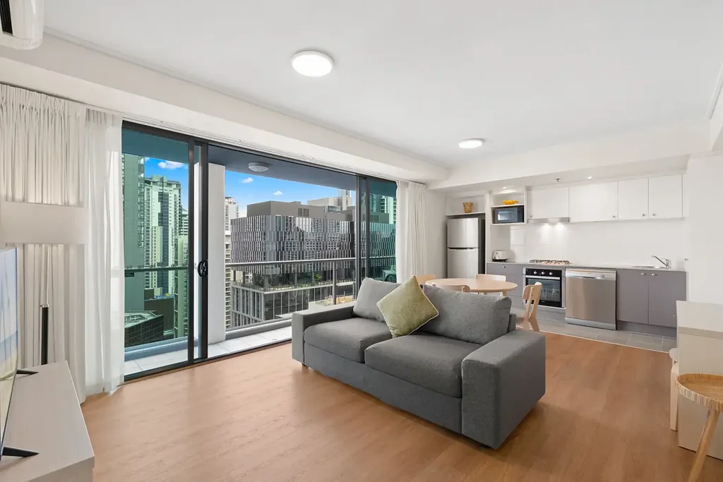 Brisbane City 1房 三十楼河景阳台 西南朝向采光佳 黄金三角区中心 地下设施齐全 健身泳池桑拿 Elevated CBD Living in Brisbane's Golden Triangle