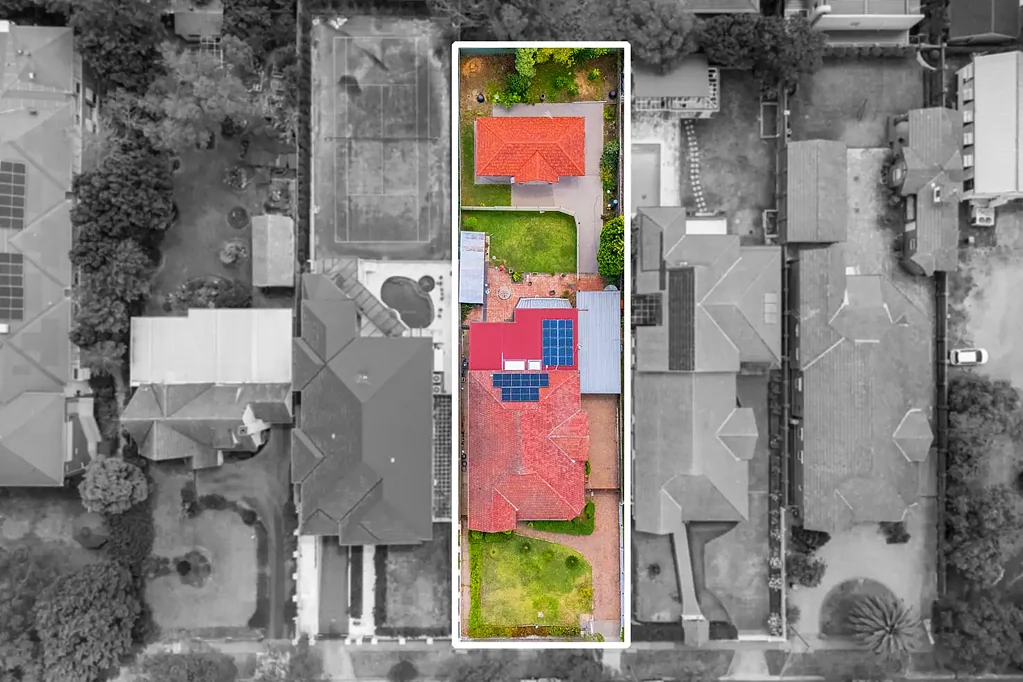 Strathfield 6房 宽敞1220sqm地块 北向朝后 高挑天花板 多功能布局 四卧两卫 独立车库 双车库 Granny Flat 收入来源 步行商圈 紧邻名校 Grand 1,220 sqm Residence in Strathfield's Blue Ribbon Locale