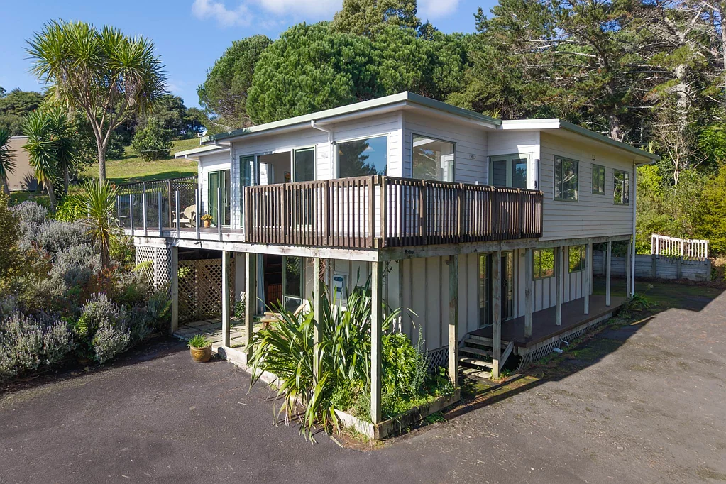 Helensville 4房  Sun, Space and Harbour Views