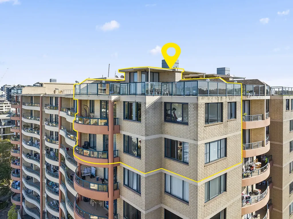 Rockdale 4 Slaapkamer Penthouse Residence With An Expansive Rooftop Deck and Water Views