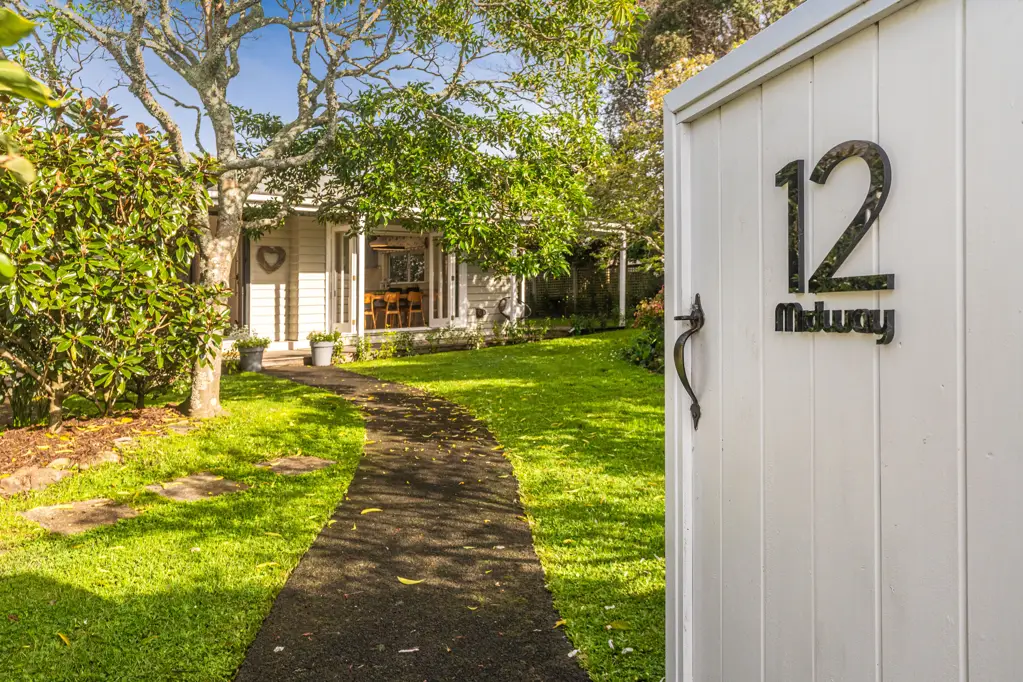 Castor Bay 3침실 Masterful Recreation | Charming Character Home