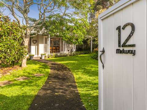 Castor Bay 3部屋 Masterful Recreation | Charming Character Home