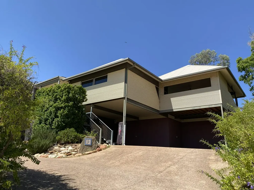 4 BEDROOM 2 BATHROOM EXECUTIVE HOUSE IN ARALUEN WITH STUNNIN