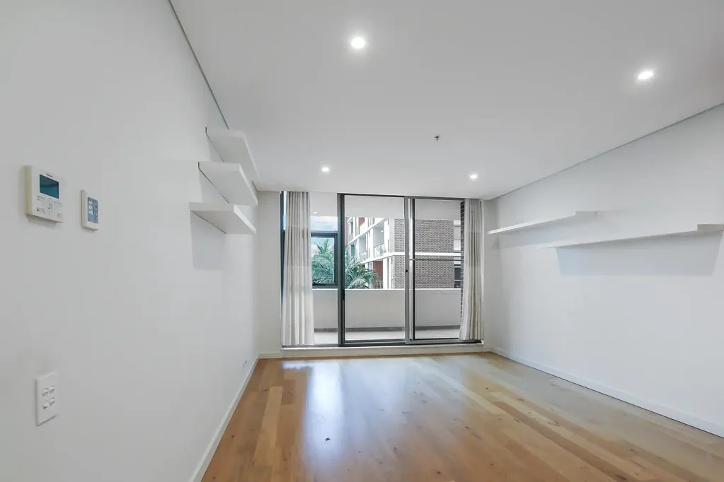 Sunny and Quiet 2 Bed with Study Desk and Large Balcony!