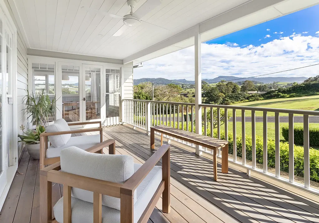 Gerringong 4部屋 800sqm Coastal Retreat with Striking Street Presence and Rural Vistas