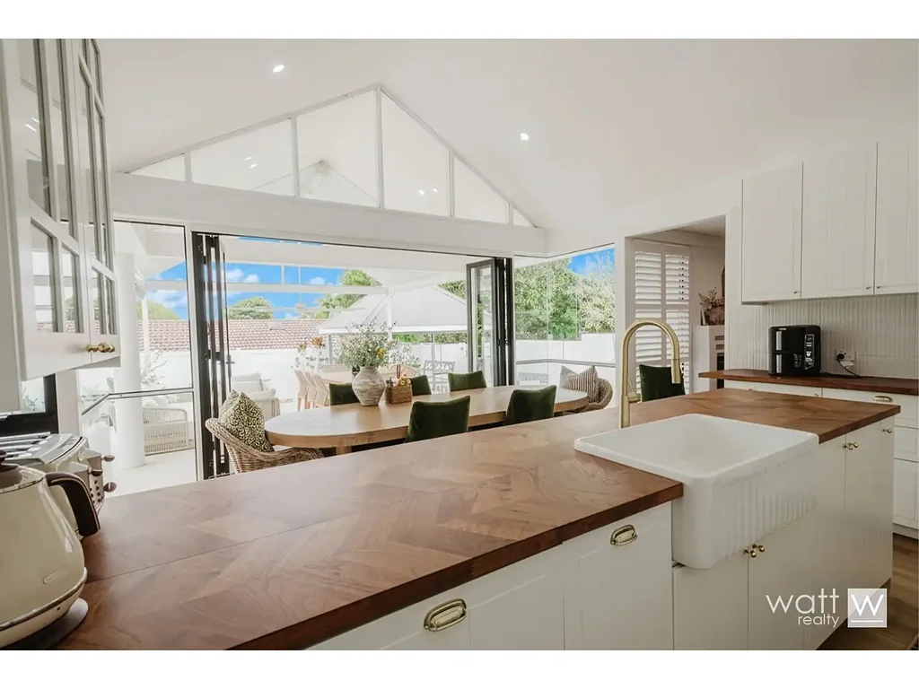 Carseldine 5Habitaciones Hidden Oasis with Expansive Family Living