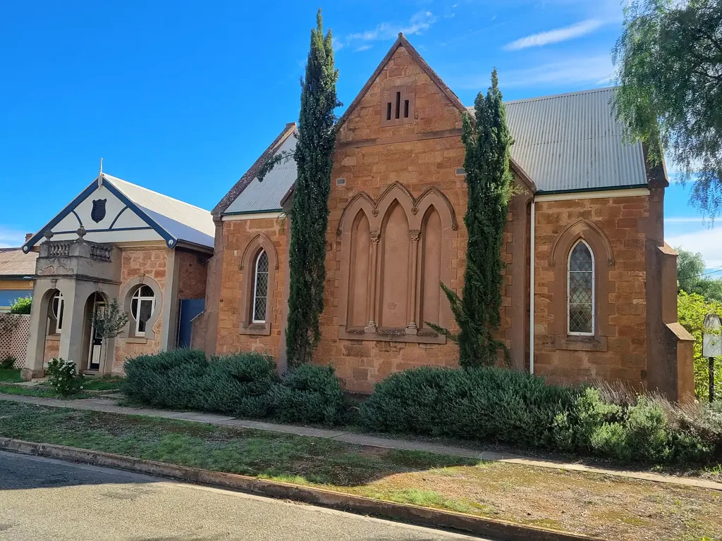 Peterborough 4房  A Landmark Transformation: Historic Church Living with Creative Potential