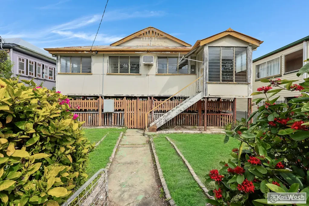 SPACIOUS WELL LOCATED HIGH SET GABLE HOME - 3 BED - STUDY - SUN ROOM - GOOD HEIGHT AND CONCRETE UNDER -