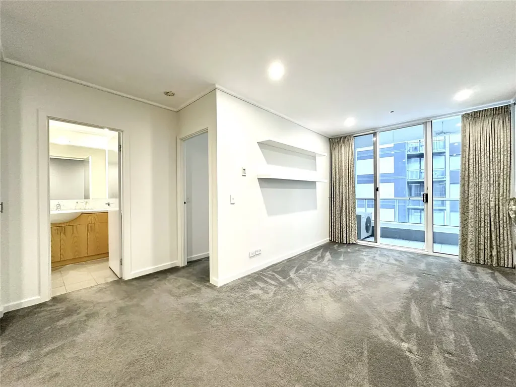 UNFURNISHED ELEGANT ONE BEDROOM ONE CARPARK APARTMENT LOCATED IN CENTURY TOWER - SOUTHBANK !!!