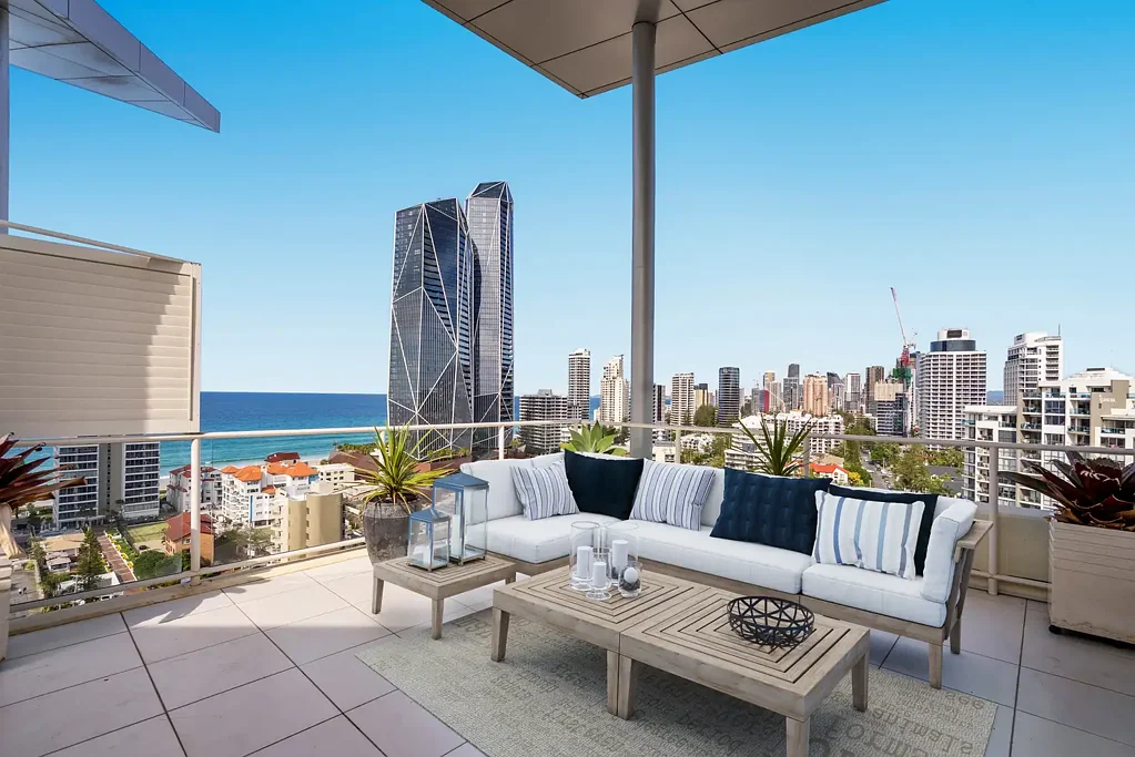 Surfers Paradise 3房  EXQUISITE  249m2 TWO-LEVEL PENTHOUSE WITH PANORAMIC OCEAN, CITY & HINTERLAND VIEWS