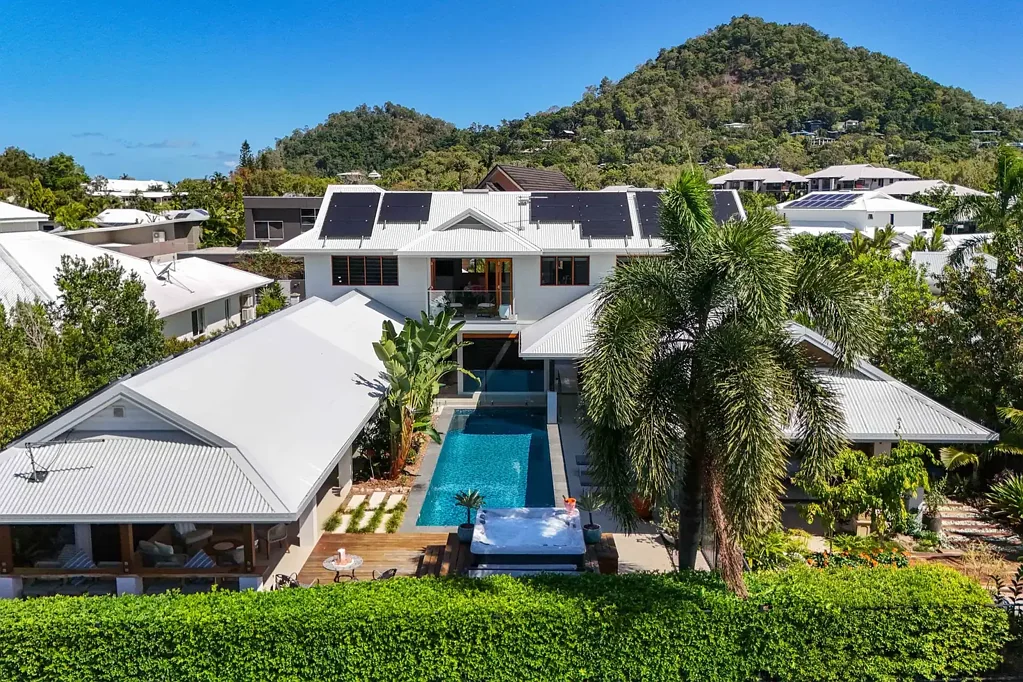 Trinity Beach 5房  Five Bedroom Luxury Waterfront Oasis with Spa, Designer Pool and Lagoon Views