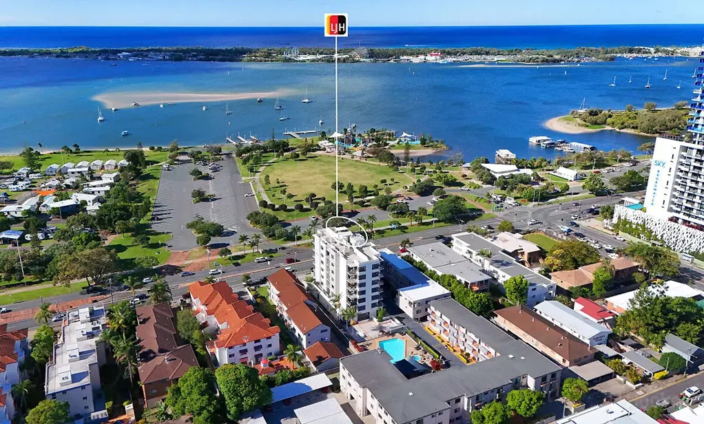 Southport 2房  PRICE REDUCED - INVESTOR GOLDMINE – EXCLUSIVE WATERFRONT POSITION WITH PRIVATE ROOFTOP