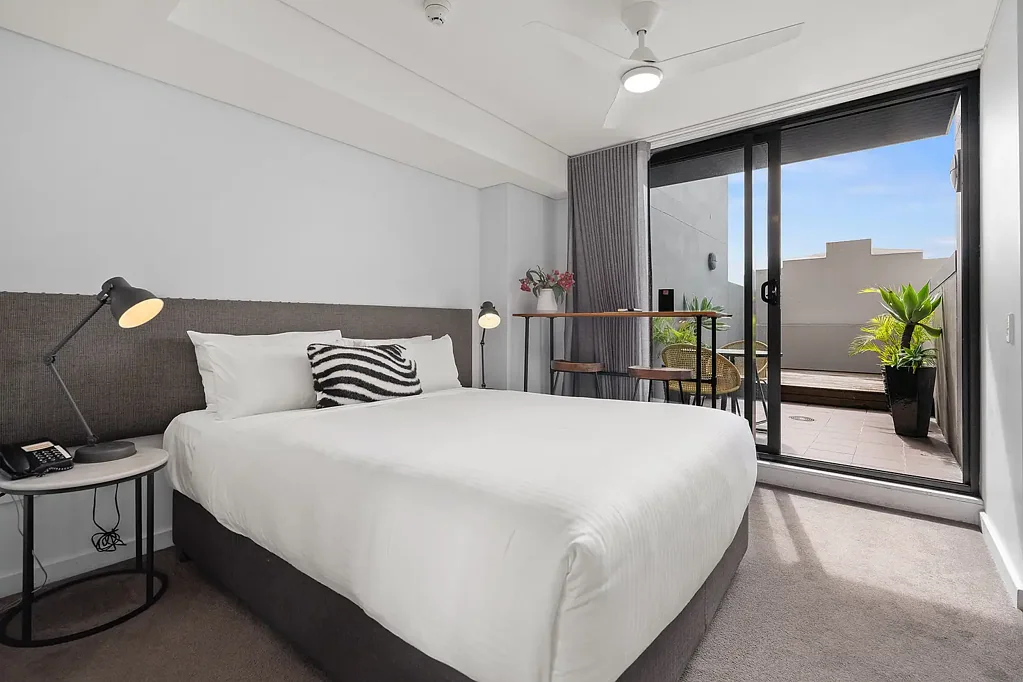 Newcastle 1chambre Beachside Studio with Income & Outlook – Includes Rare Parking