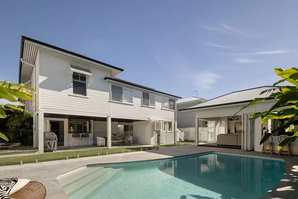 Clayfield 5房 宽敞810m²双拼地块 殖民风格住宅 压花锡天花板 VJ墙板 现代舒适生活 高达12英尺天花板 定制厨房岛台 高端欧洲电器 度假村风格泳池 泳池小屋 10kW太阳能系统 精英学校环绕 步行可达咖啡馆 Colonial Elegance Reimagined on 810sqm