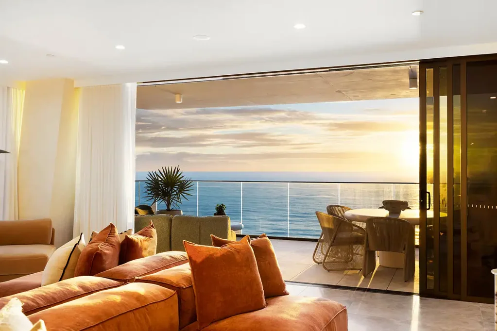 Burleigh Heads 3침실 Rare Mondrian Skyhome with Uninterrupted North-East Ocean Outlook