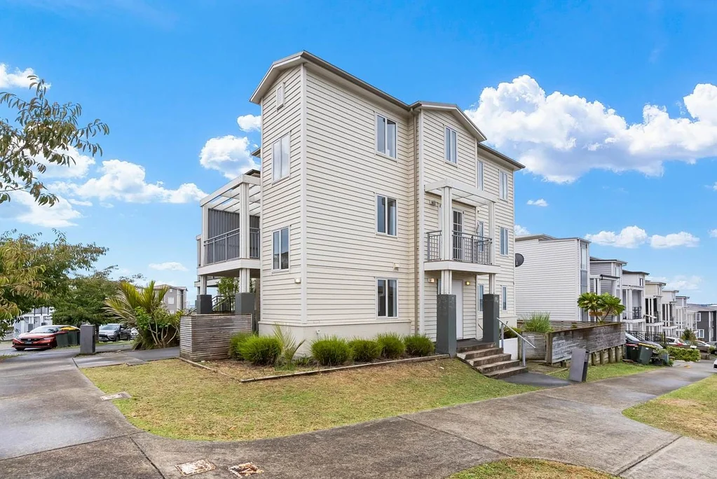 Flat Bush 4 Slaapkamer Modern, Affordable, 4bed + study + garage,FlatBush