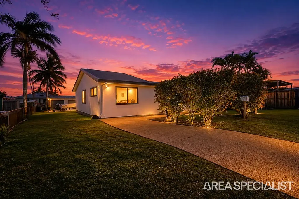 Marian 3Zimmer Renovated Entertainer on a Large Block, with a Three-Bay Shed to Match