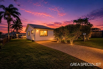 Marian 3Zimmer Renovated Entertainer on a Large Block, with a Three-Bay Shed to Match