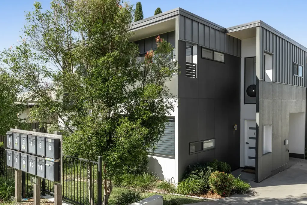 Centenary Heights 3침실 Modern Townhouse Living with Privacy and Position