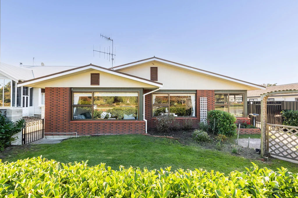 Mahora 2 Bedroom Modernised Brick Unit With Park Views