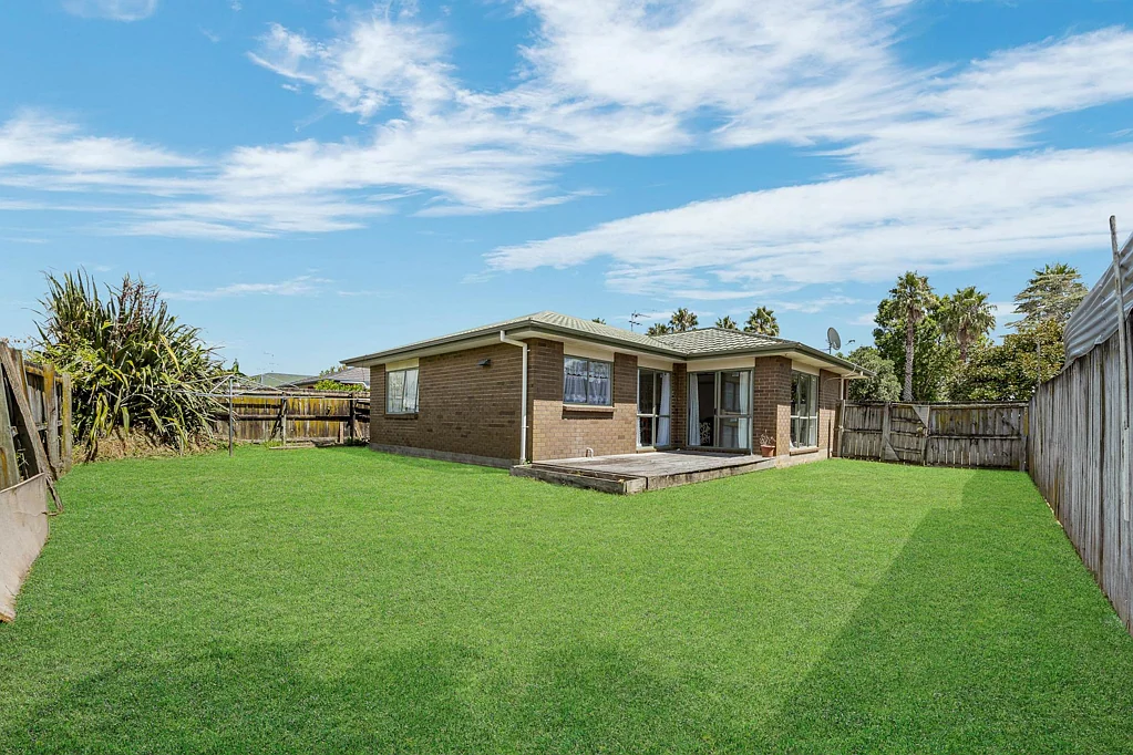 Flat Bush 3 Slaapkamer SOLID FAMILY HOME!