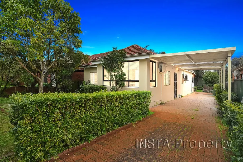 Kingsgrove 3침실 Solid Brick Home on 539m2 Block in Sought-After Kingsgrove Locale
