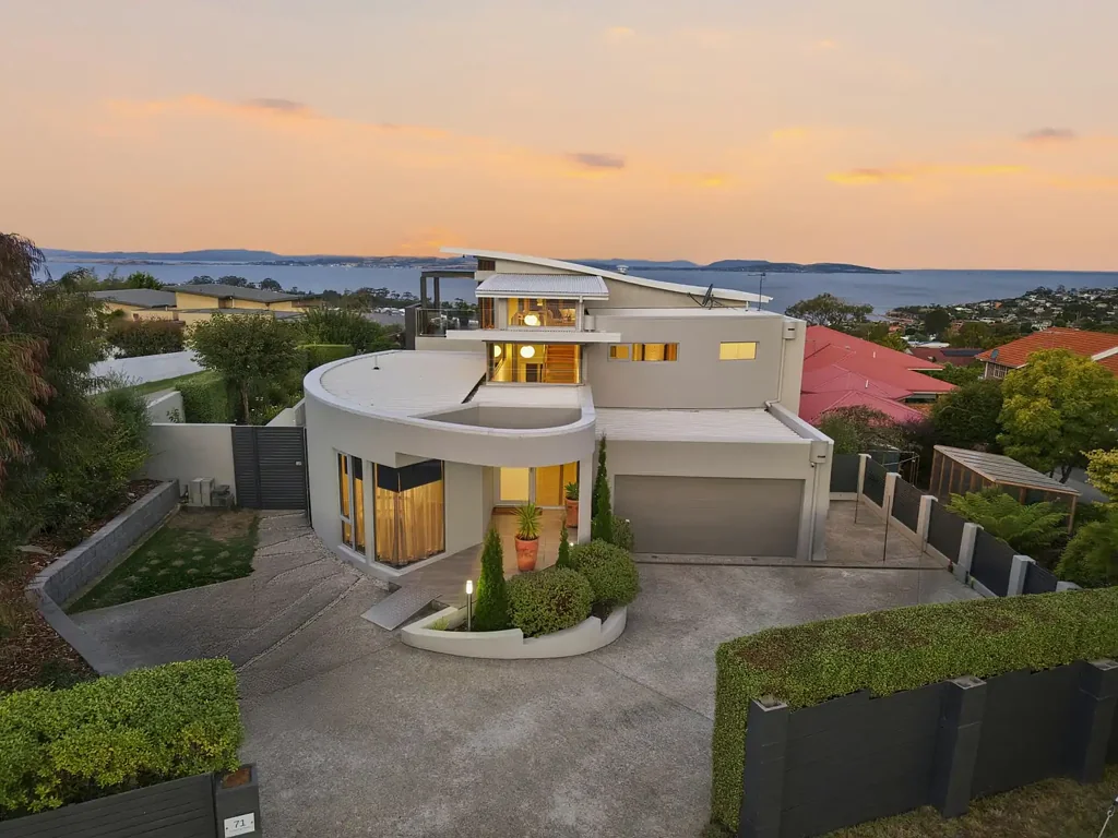 Blackmans Bay 4房  Entertain, Relax, Enjoy - The Ultimate Family Home