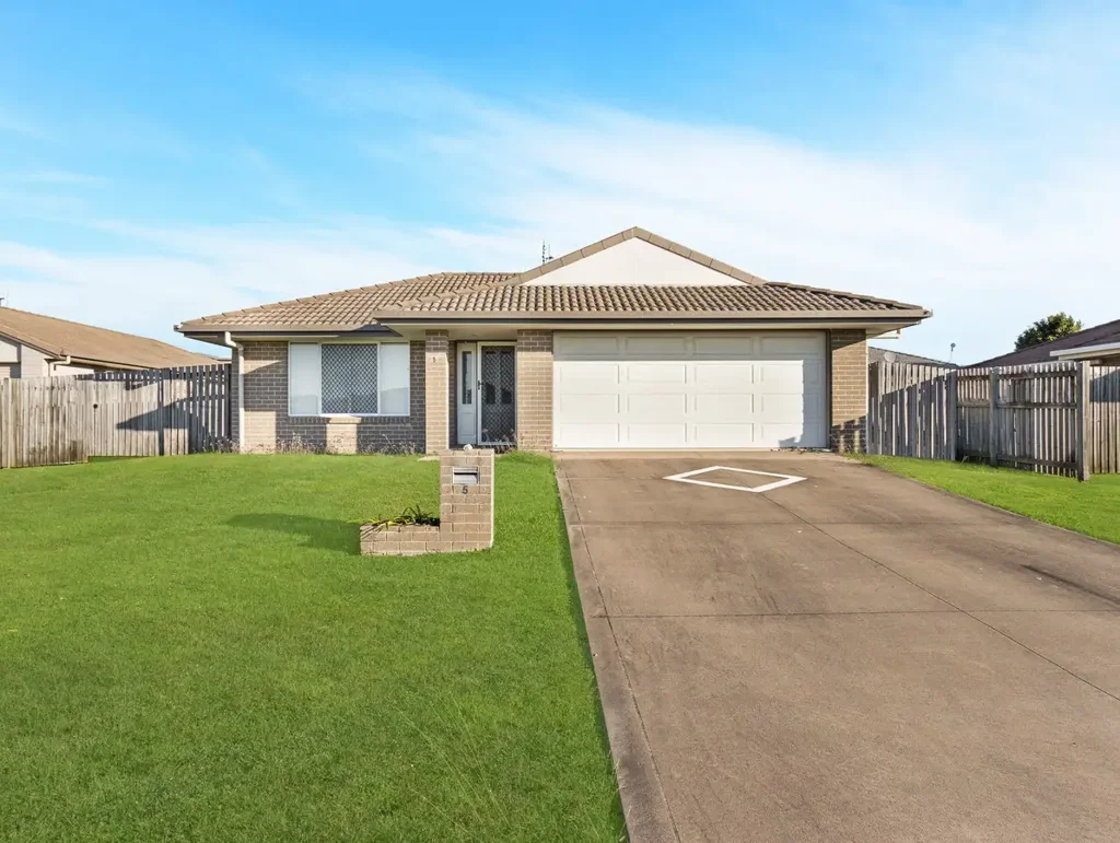 Family home close to Schools and Hospital