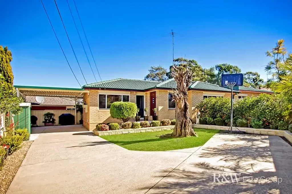 Rooty Hill 5房 5卧室砖面住宅 多个生活区域 充足自然光线 优越地段 657.6m2地块 双车库 Large Family Home in South Rooty Hill (Walk to Train Station & Shops)