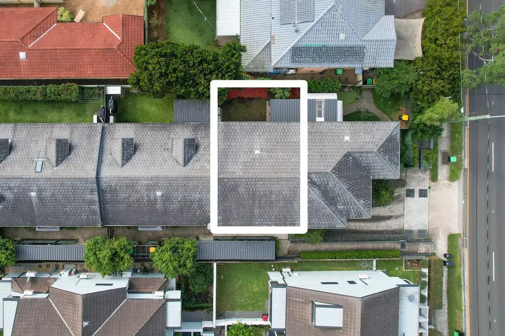 Dundas 4房 精品综合楼 204sqm 四卧带套间 现代厨房 双车库 遮盖露台 低维护 便利生活 Contemporary Family Townhouse in Boutique Complex of Four