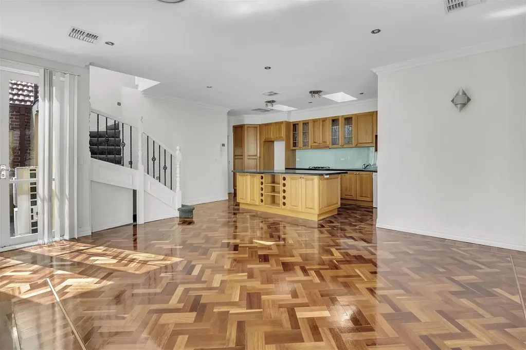 4BR Fully Renovated Double story House near Train and Tram in Camberwell available now to Move in !