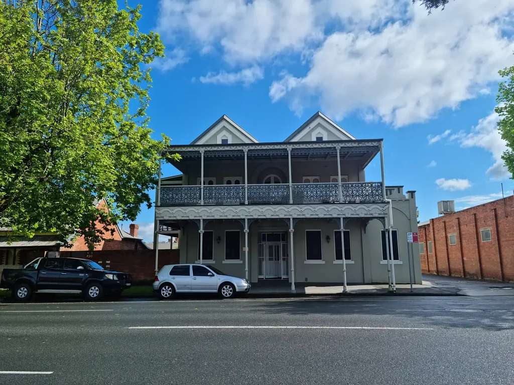 Prestigious Townhouse - In Blue Chip Location