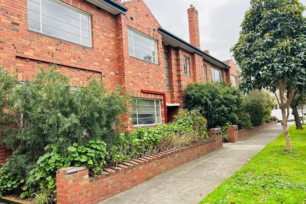 Sunlit apartment, water included!