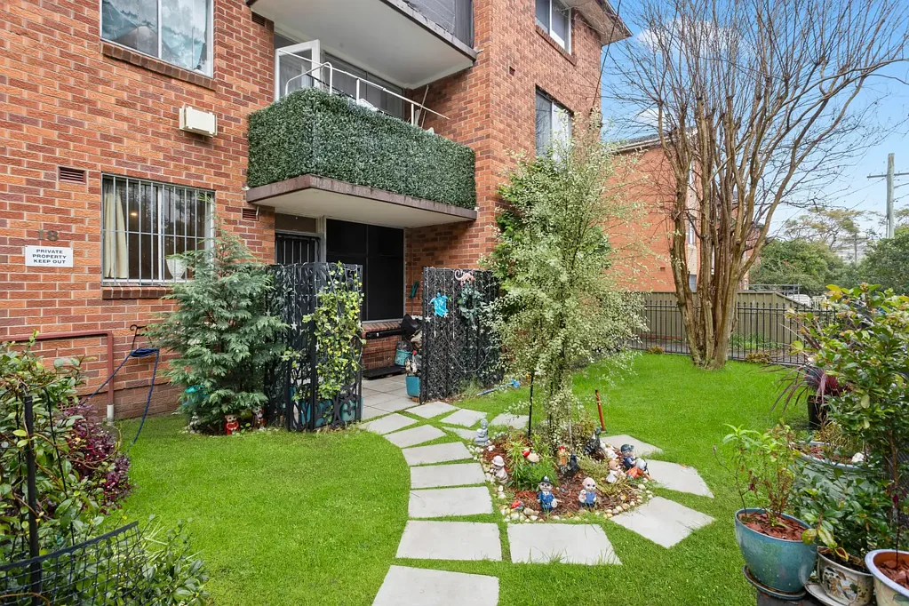Eastlakes 2 Bedroom Ground Floor Apartment with Direct Courtyard Access