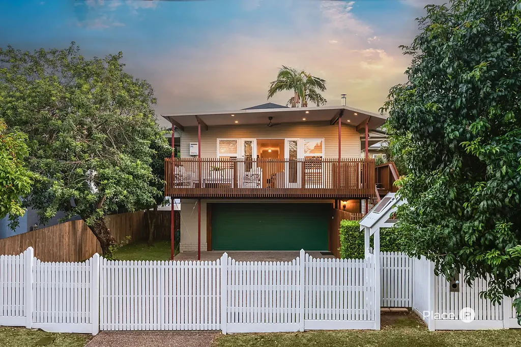 Graceville 4房 朝北阳光地块 临近Riverside Village 现代AEG厨房 大型岛屿吧台 公私校招生范围 时尚拱门入口 三车位车库 Revitalised easycare home in family neighbourhood