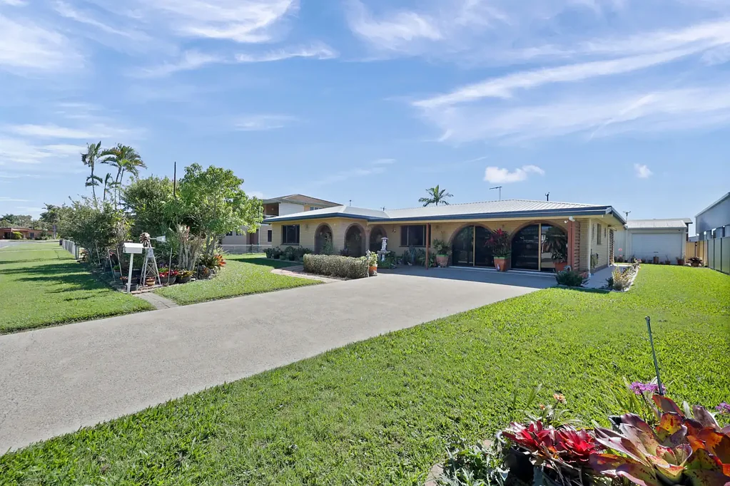 Ooralea 4房  Immaculate Family Home with Dual Street Access