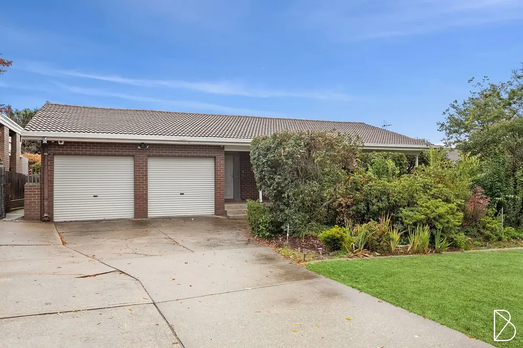 Chapman 4 Slaapkamer Light-Filled Family Home with Multiple Living Zones & Expansive Gardens