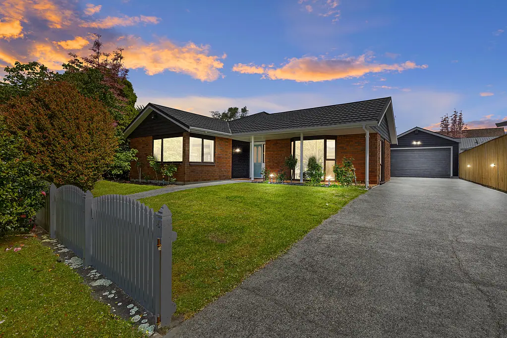 Totara Park 3房  Spacious Family Home with Superb Garaging