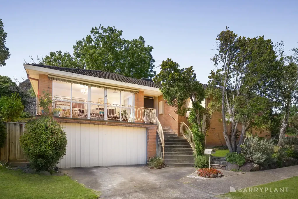 Doncaster East 4Moenga Spacious Family Living on a Corner Block