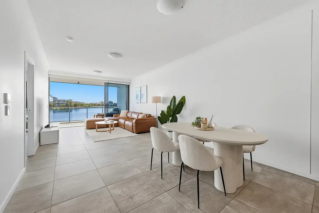 Varsity Lakes 2Zimmer Move-In Ready Waterfront Apartment with Uninterrupted Lake Orr Views