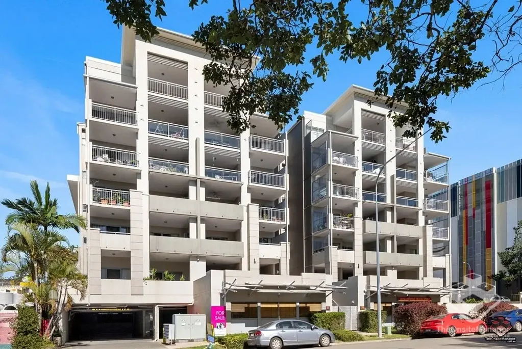 2 BEDS + LARGE STUDY MODERN APARTMENT NEXT DOOR TO INDOOROOPILLY SHOPPING CENTRE