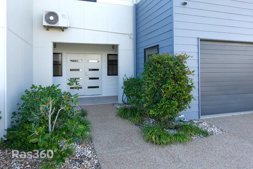 Telina 3 Bedroom Newly Listed Modern Executive 3-Bedroom Townhouse in Prime Location