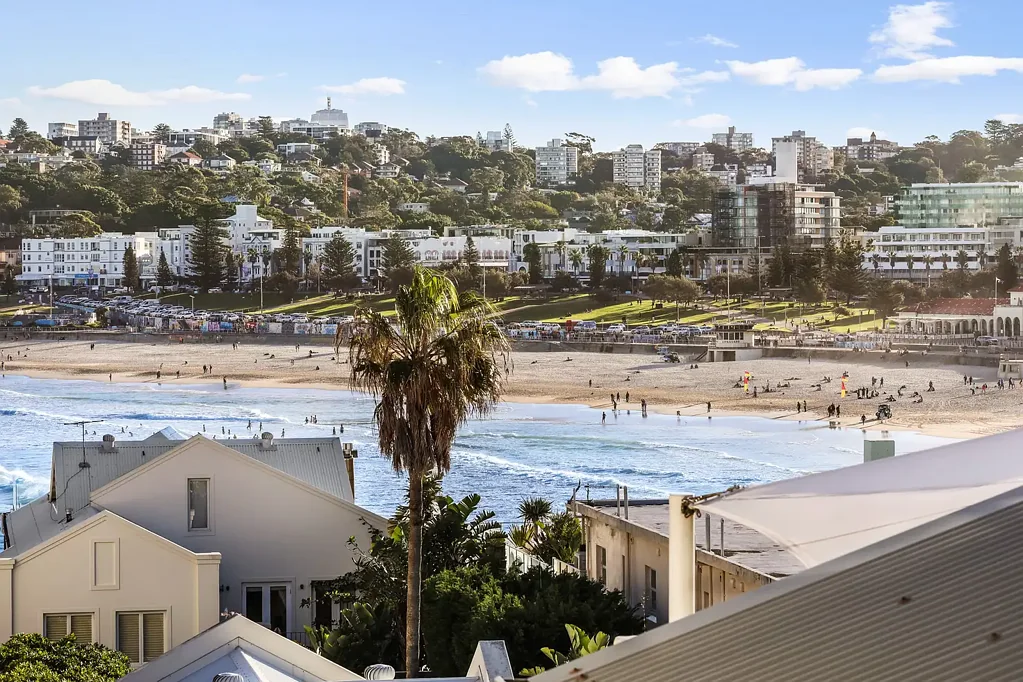 North Bondi 1房 Boutique Art Deco大楼顶层 90米至Bondi Beach DA和业主批准的扩建计划 开放式起居和用餐区 海滨生活尽在步行可达 North Facing Sun Filled Beach Pad With DA/Strata Approved Plans
