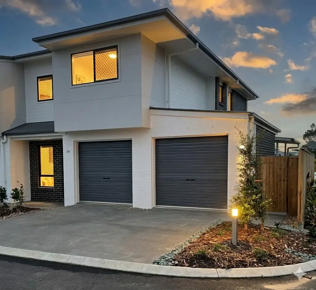 EXTRA UNDERCOVER PARK AT BACK OF UNIT-SPACIOUS 4 BED TOWNHOUSE WITH DUCTED AIRCON