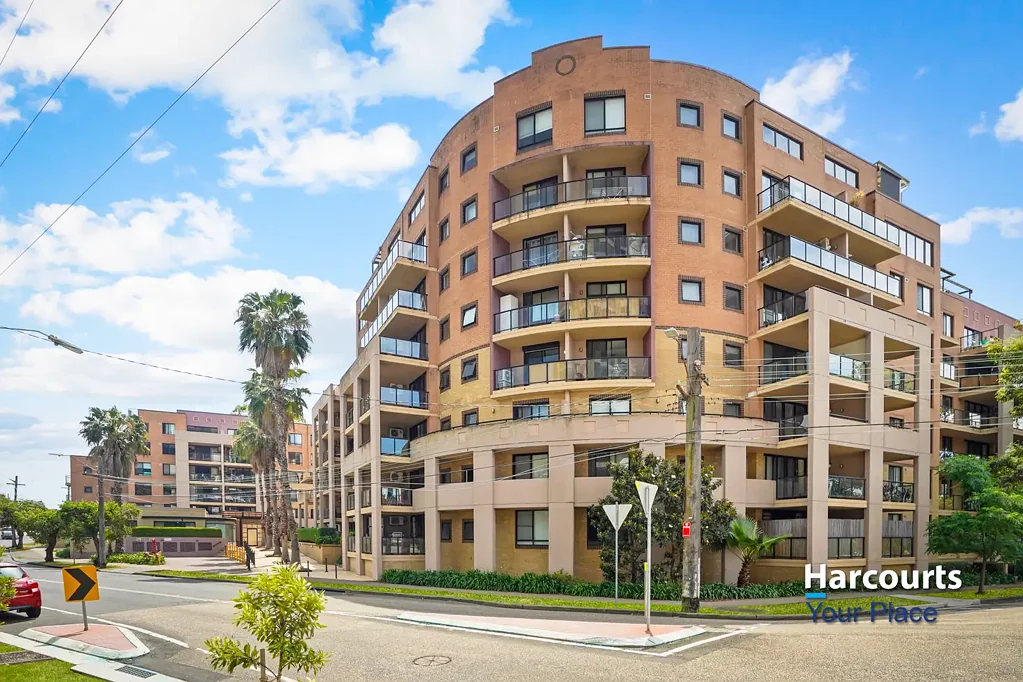 Lidcombe 2房 两卧两卫公寓 低维护生活 现代装修 开放式布局 悬浮木地板 燃气厨房 洗碗机 充足采光 私人套间 地下停车位 中心便利位置 Modern Comfort & Convenience in the Heart of Lidcombe