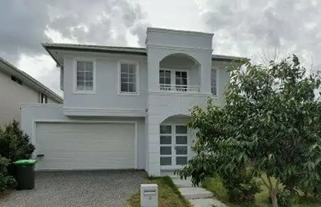 Large Modern Home In A Quiet Street