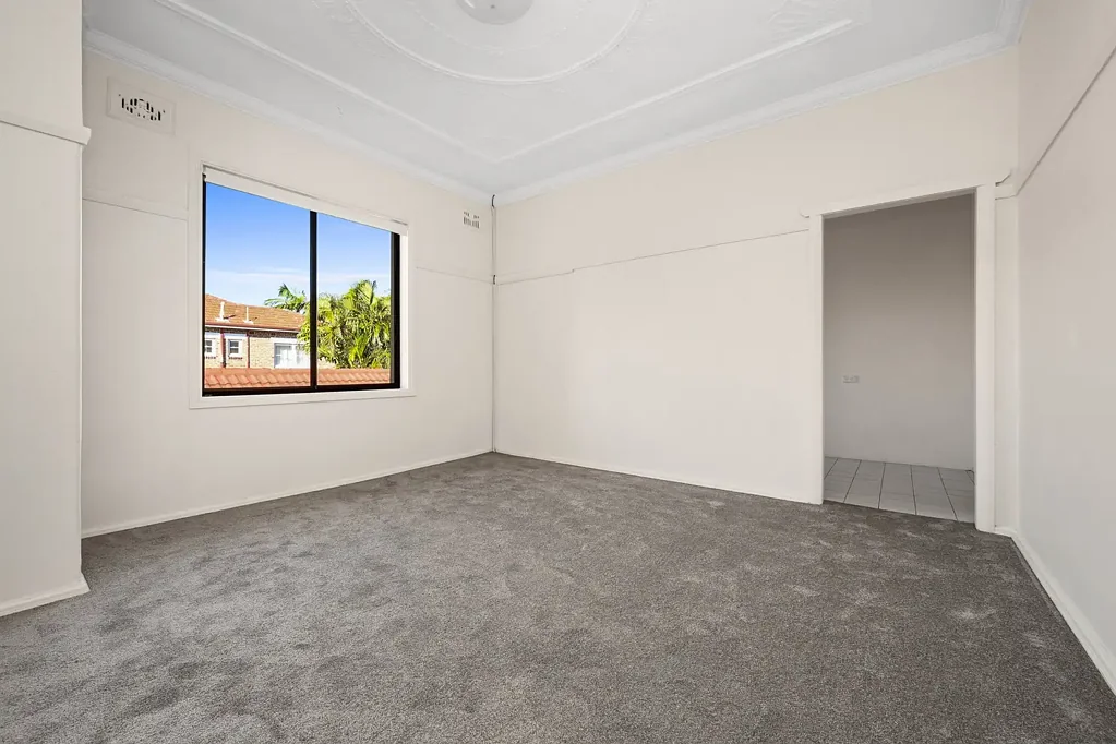 Top Floor Art Deco Apartment in Beachside Locale