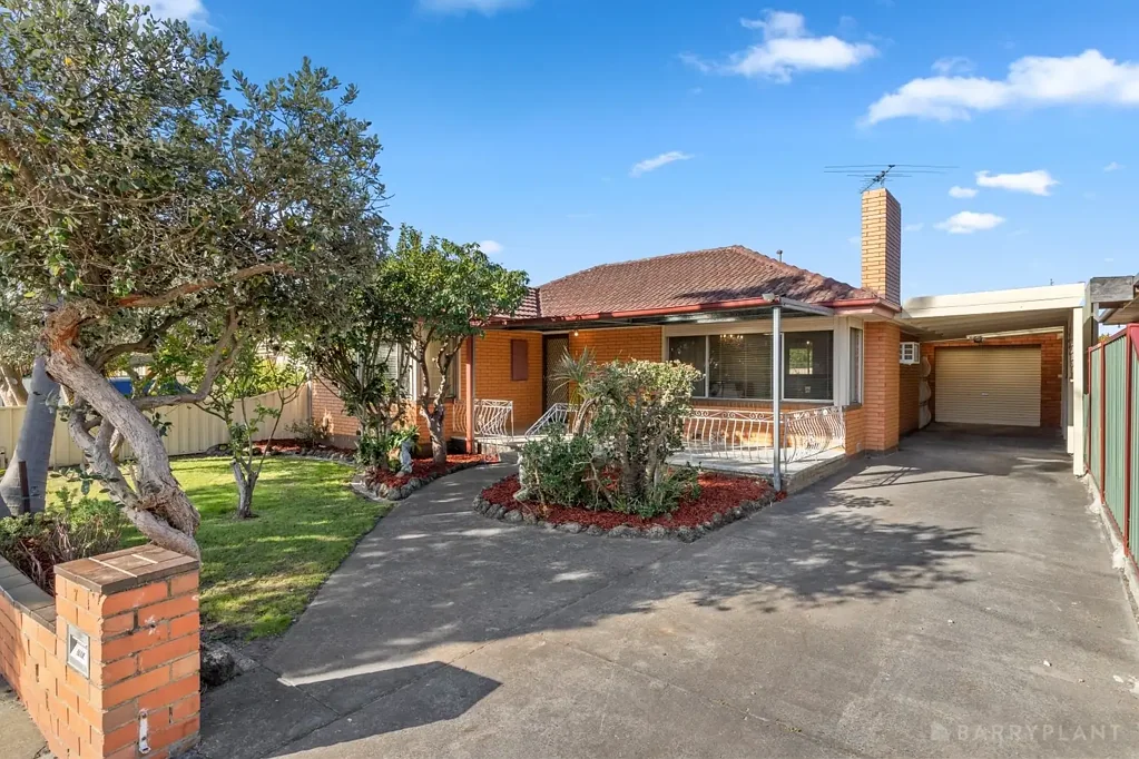 Springvale 3房 热门区域珍品 596㎡矩形地块 静谧街道 3卧带柜 独立卫浴 宽敞后院 平房附厨 管道供暖 双深车棚 FIRST TIME OFFERED SINCE 1967 – SEIZE THIS GENERATIONAL OFFERING!