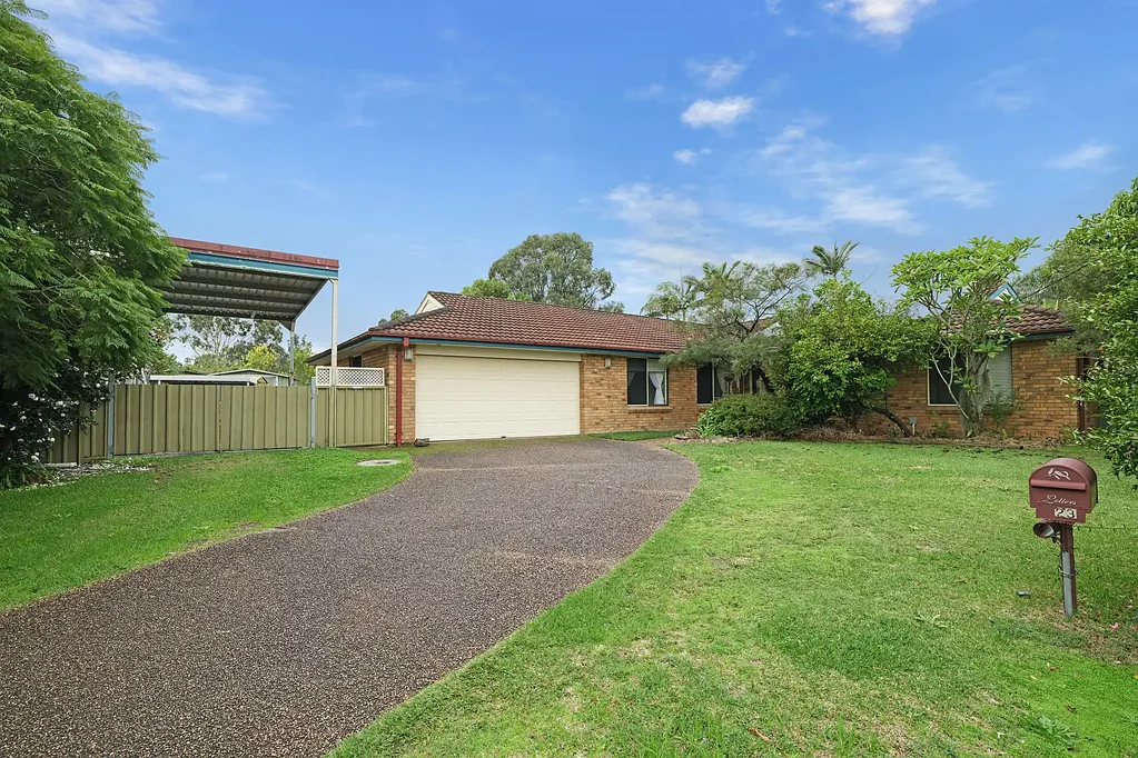 Raymond Terrace 4房  SPACIOUS FAMILY LIVING WITH POOLSIDE ENTERTAINING ON 977 SQM BACKING RESERVE