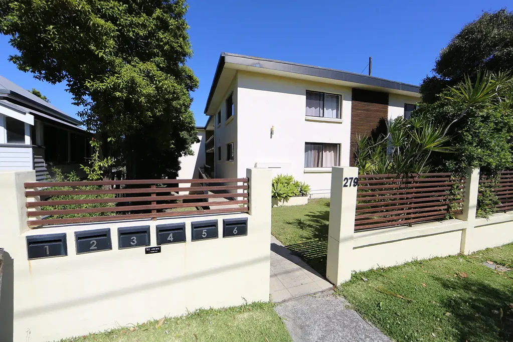 TOP FLOOR 3 BEDROOM UNIT IN PRIME POSITION